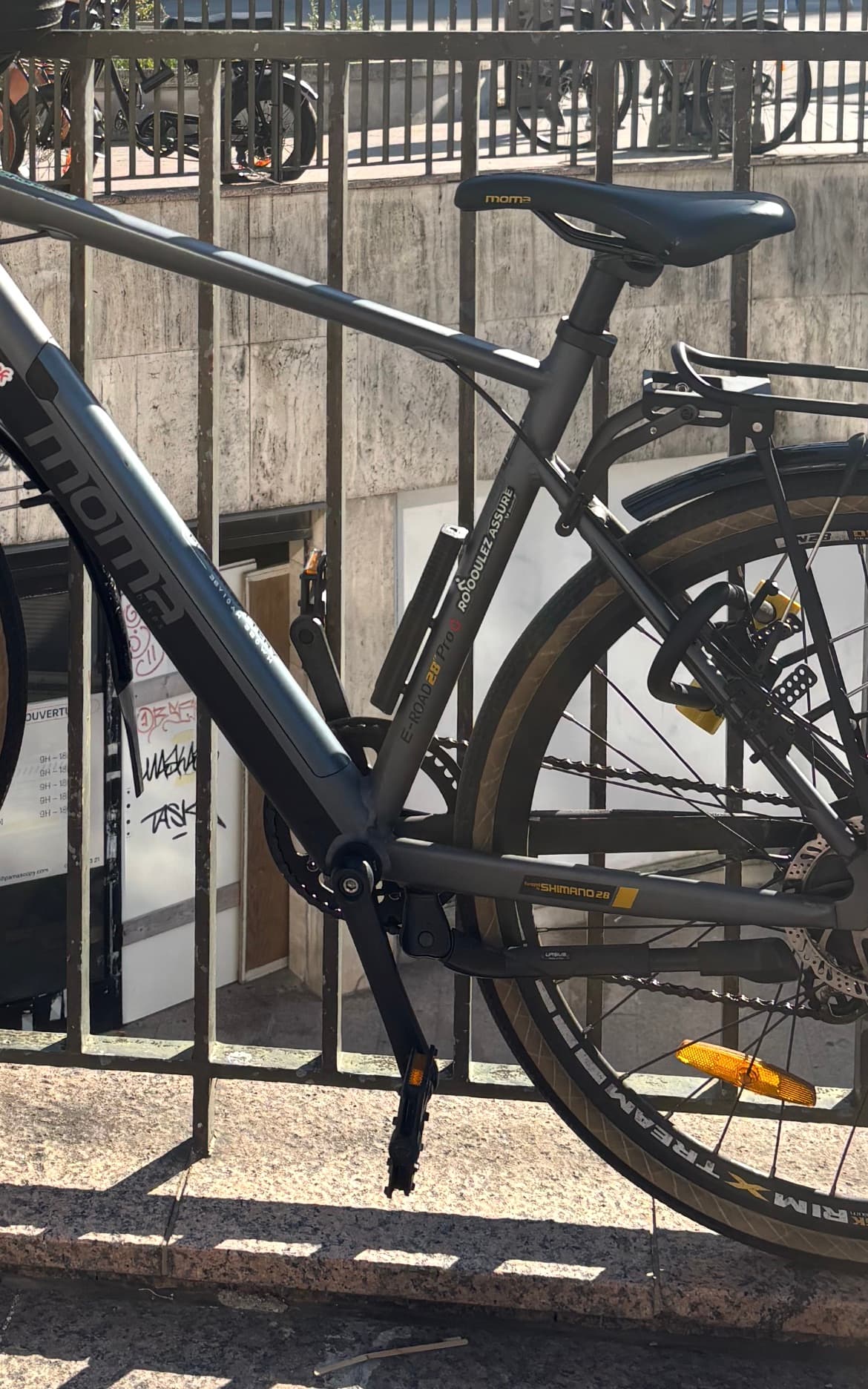 BikeTrack installé sous le porte-bidon d'un vélo de ville